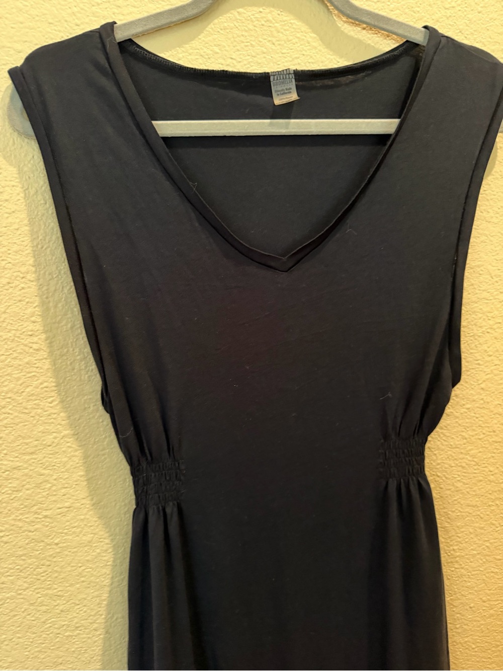 Sleeveless Black V-Neck Maxi Dress - Timeless Everyday Style - Picture 2 of 4